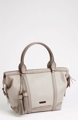 thegoods_airtravel_burberrytote