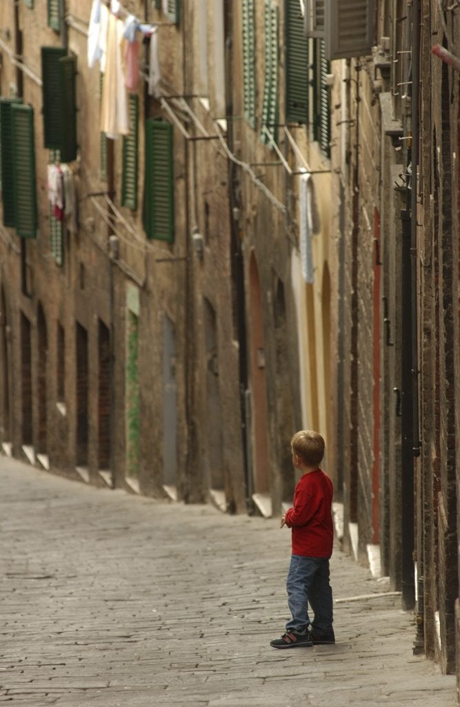 italy_street_buildings_boy